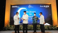 Pada kesempatan yag sama Direktur Utama Bank BTN Haru Koesmahargyo didampingi Direktur Human Capital, Compliance & Legal Bank BTN Eko Waluyo dan SEVP Human Capital Bank BTN Alex Sofyan Noor menerima Salinan Surat Keputusan Pembentukan Unit Pengumpul Zakat (UPZ) Badan Amil Zakat Nasional (Baznas) dari Wakil Ketua Baznas Mokhamad Mahdun.