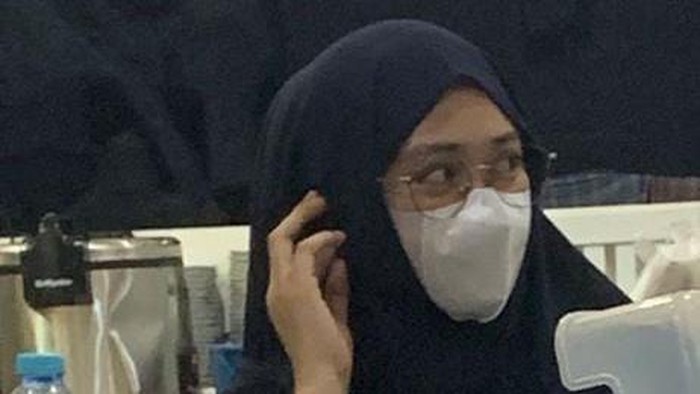Beredar foto selebgram bone  tersangka arisan online sedang berada di luar penjara (Dok. Istimewa)