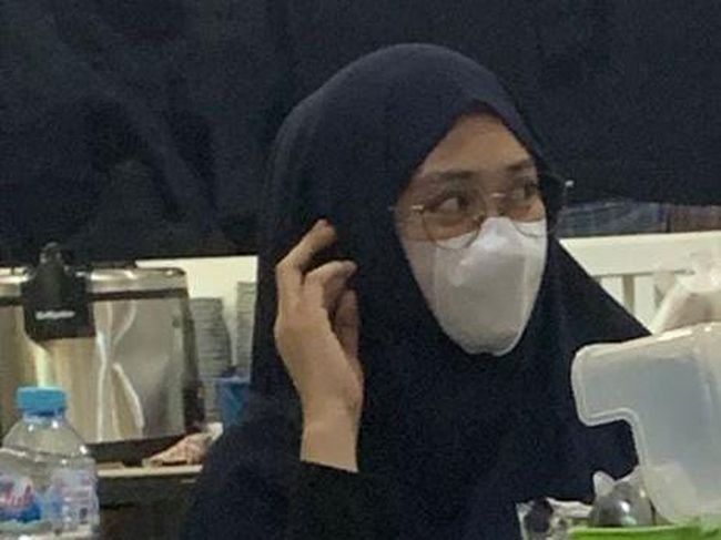 Beredar foto selebgram bone  tersangka arisan online sedang berada di luar penjara (Dok. Istimewa)