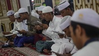 Umat Islam membaca Al-Quran bersama-sama di Masjid Raya Nurul Islam, Palangka Raya, Kalimantan Tengah, Rabu (27/4/2022).