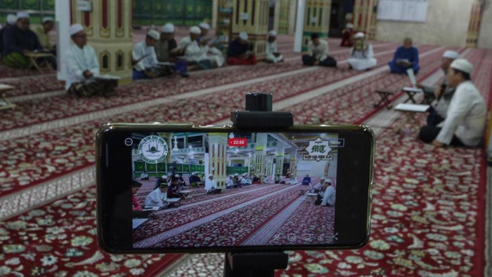 Berharap Lailatul Qadar Pada 10 Hari Terakhir Bulan Ramadan Umat Islam membaca Al Quran bersama-sama di Masjid Raya Nurul Islam, Palangka Raya, Kalimantan Tengah, Rabu (27/4/2022). Kegiatan Khataman Al Quran yang dilakukan 10 hari terakhir di bulan suci Ramadhan tersebut untuk meraih malam kemuliaan (Lailatulqadar) dari Allah SWT dengan memperbanyak amal ibadah yaitu membaca Al Quran, Shalawat, Shalat Tahajud (malam) dan berdzikir. ANTARA FOTO/Makna Zaezar/YU