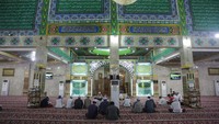 Berharap malam kemuliaan dengan memperbanyak amal ibadah yaitu membaca Al-Quran, Salawat, Salat Tahajud (malam) dan berzikir.
