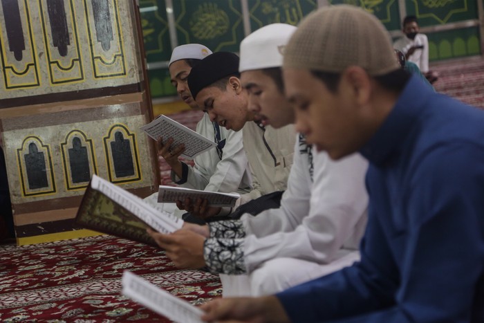 Umat Islam membaca Al Quran bersama-sama di Masjid Raya Nurul Islam, Palangka Raya, Kalimantan Tengah, Rabu (27/4/2022). Kegiatan Khataman Al Quran yang dilakukan 10 hari terakhir di bulan suci Ramadhan tersebut untuk meraih malam kemuliaan (Lailatulqadar) dari Allah SWT dengan memperbanyak amal ibadah yaitu membaca Al Quran, Shalawat, Shalat Tahajud (malam) dan berdzikir. ANTARA FOTO/Makna Zaezar/YU