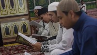 Umat Islam membaca Al Quran bersama-sama di Masjid Raya Nurul Islam, Palangka Raya.