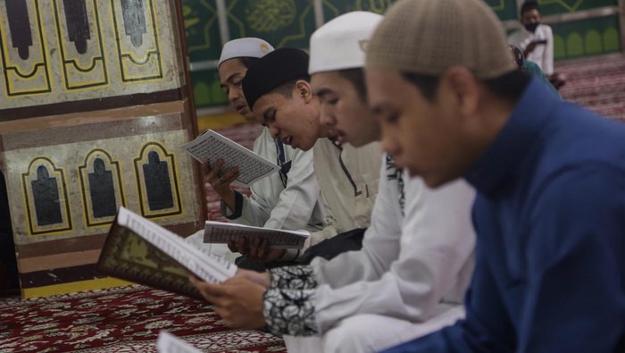 Umat Islam membaca Al Quran bersama-sama di Masjid Raya Nurul Islam, Palangka Raya, Kalimantan Tengah, Rabu (27/4/2022). Kegiatan Khataman Al Quran yang dilakukan 10 hari terakhir di bulan suci Ramadhan tersebut untuk meraih malam kemuliaan (Lailatulqadar) dari Allah SWT dengan memperbanyak amal ibadah yaitu membaca Al Quran, Shalawat, Shalat Tahajud (malam) dan berdzikir. ANTARA FOTO/Makna Zaezar/YU