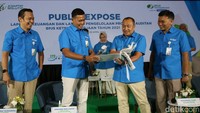 Direktur Keuangan BP Jamsostek Asep Rahmat Suwandha, Direktur Utama BP Jamsostek Anggoro Eko Cahyo, Ketua Dewan Pengawas BP Jamsostek Muhammad Zuhri dan Direktur Perencanaan Strategis dan TI BP Jamsostek Pramudya Iriawan Buntoro berbincang saat pemaparan publik di Jakarta, Kamis (28/4/2022).