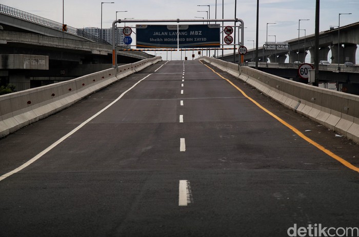 Kepadatan kendaraan di jalan Tol Jakarta-Cikampek membuat jalan layang MBZ ditutup sementara. Diketahui, penutupan jalan itu terjadi dari pukul 07.00 WIB pagi.