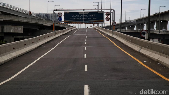 Buntut Tol Japek Macet, Jalan Layang MBZ Bekasi Ditutup Sementara Kepadatan kendaraan di jalan Tol Jakarta-Cikampek membuat jalan layang MBZ ditutup sementara. Diketahui, penutupan jalan itu terjadi dari pukul 07.00 WIB pagi.