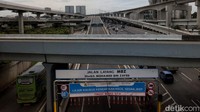 Dirlantas Polda Metro Jaya Kombes Sambodo Purnomo Yogo mengatakan sistem buka tutup karena ada kepadatan arus kendaraan di KM 47 Tol Jakarta-Cikampek.