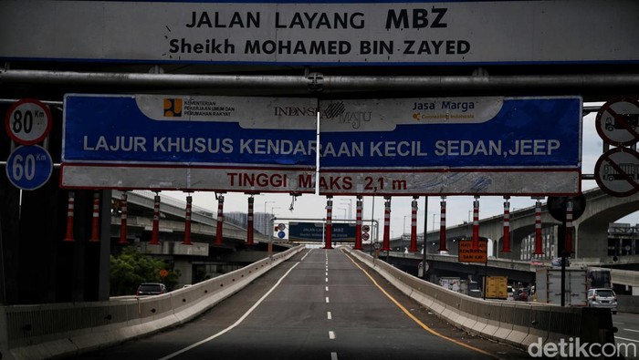 Kepadatan kendaraan di jalan Tol Jakarta-Cikampek membuat jalan layang MBZ ditutup sementara. Diketahui, penutupan jalan itu terjadi dari pukul 07.00 WIB pagi.