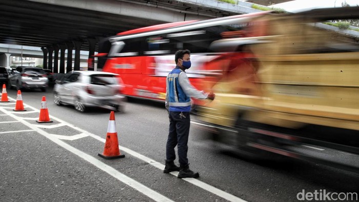 Kepadatan kendaraan di jalan Tol Jakarta-Cikampek membuat jalan layang MBZ ditutup sementara. Diketahui, penutupan jalan itu terjadi dari pukul 07.00 WIB pagi.