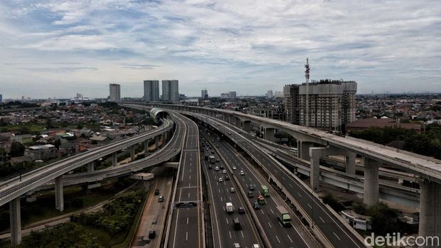 Kepadatan kendaraan di jalan Tol Jakarta-Cikampek membuat jalan layang MBZ ditutup sementara. Diketahui, penutupan jalan itu terjadi dari pukul 07.00 WIB pagi.