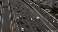 Kepadatan terjadi pertemuan off ramp Km 48 arah Cikampek Jalan Tol Layang MBZ dan Jalan Tol Jakarta-Cikampek bawah. Untuk para pemudik diharapkan tetap taat protokol kesehatan dan selamat sampai tujuan