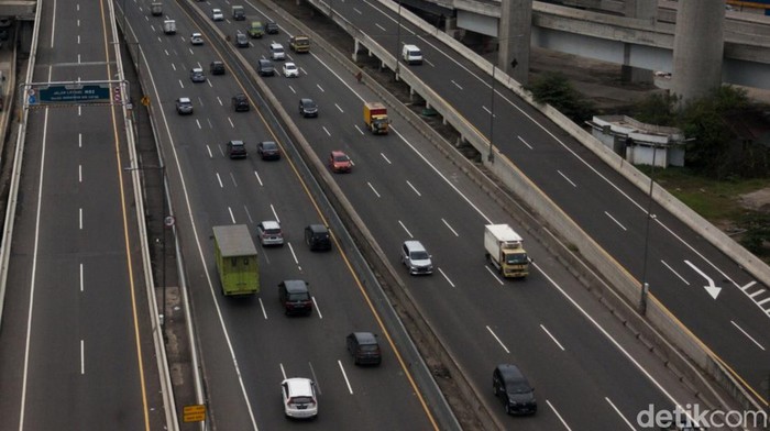 Buntut Tol Japek Macet, Jalan Layang MBZ Bekasi Ditutup Sementara Kepadatan kendaraan di jalan Tol Jakarta-Cikampek membuat jalan layang MBZ ditutup sementara. Diketahui, penutupan jalan itu terjadi dari pukul 07.00 WIB pagi.