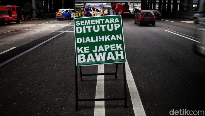 Kepadatan kendaraan di jalan Tol Jakarta-Cikampek membuat jalan layang MBZ ditutup sementara. Diketahui, penutupan jalan itu terjadi dari pukul 07.00 WIB pagi.