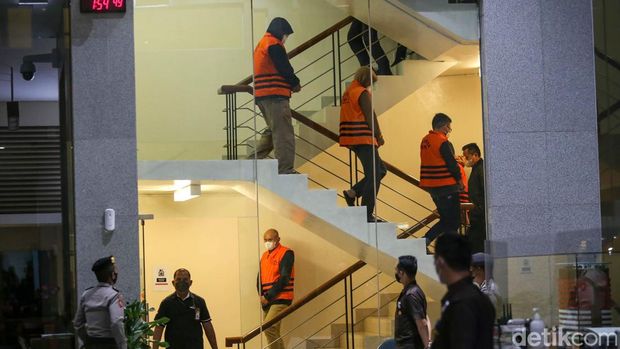 Bupati Bogor Ade Yasin ditetapkan KPK sebagai tersangka suap terkait pengurusan laporan keuangan Pemkab Bogor. Ia menjadi tersangka KPK bersama sejumlah pihak lainnya.
