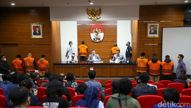 Bupati Bogor Ade Yasin ditetapkan KPK sebagai tersangka suap terkait pengurusan laporan keuangan Pemkab Bogor. Ia menjadi tersangka KPK bersama sejumlah pihak lainnya.