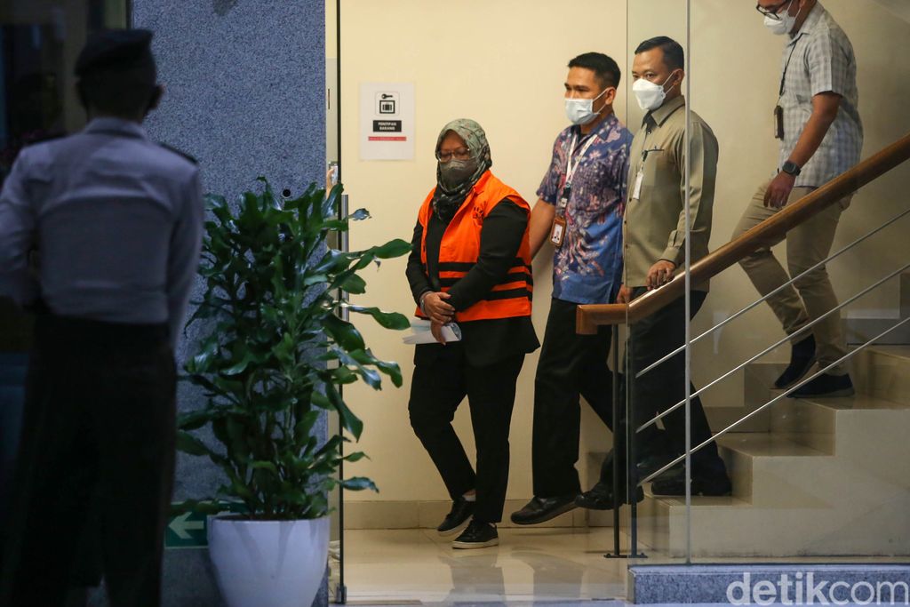 Bupati Bogor Ade Yasin Kini Berbaju Oranye Bupati Bogor Ade Yasin ditetapkan KPK sebagai tersangka suap terkait pengurusan laporan keuangan Pemkab Bogor. Ia menjadi tersangka KPK bersama sejumlah pihak lainnya.