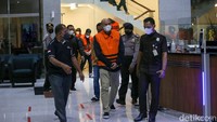 Total ada 12 orang yang ditangkap KPK, namun hanya 8 orang yang ditetapkan sebagai tersangka, termasuk Ade Yasin.