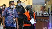Ade Yasin disangkakan melanggar Pasal 5 ayat (1) huruf a atau b atau Pasal 13 Undang-Undang Nomor 31 Tahun 1999 tentang Pemberantasan Tindak Pidana Korupsi sebagaimana telah diubah dengan Undang-Undang Nomor 20 Tahun 2001 tentang Perubahan Atas Undang-Undang Nomor 31 Tahun 1999 tentang Pemberantasan Tindak Pidana Korupsi Jo Pasal 55 ayat (1) ke 1 KUHP.