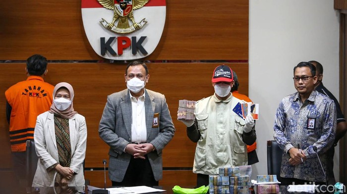 Bupati Bogor Ade Yasin ditetapkan KPK sebagai tersangka suap terkait pengurusan laporan keuangan Pemkab Bogor. Ia menjadi tersangka KPK bersama sejumlah pihak lainnya.