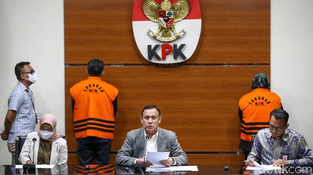 Bupati Bogor Ade Yasin Kini Berbaju Oranye Bupati Bogor Ade Yasin ditetapkan KPK sebagai tersangka suap terkait pengurusan laporan keuangan Pemkab Bogor. Ia menjadi tersangka KPK bersama sejumlah pihak lainnya.