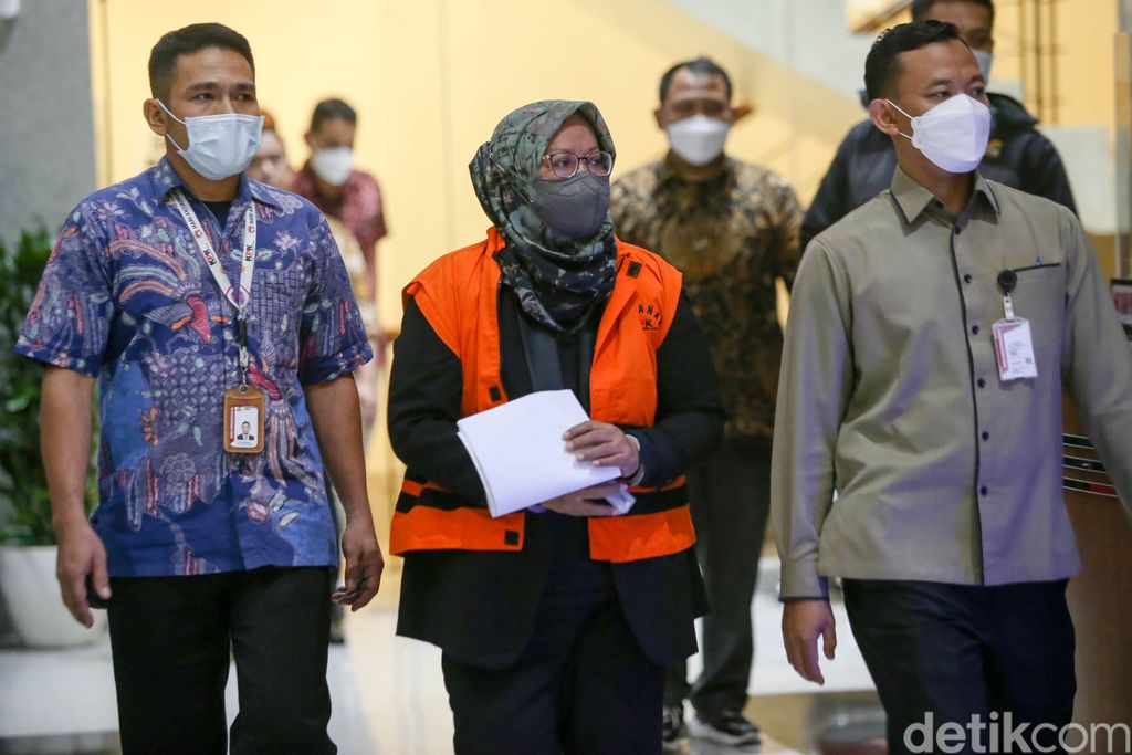 Bupati Bogor Ade Yasin ditetapkan KPK sebagai tersangka suap terkait pengurusan laporan keuangan Pemkab Bogor. Ia menjadi tersangka KPK bersama sejumlah pihak lainnya.