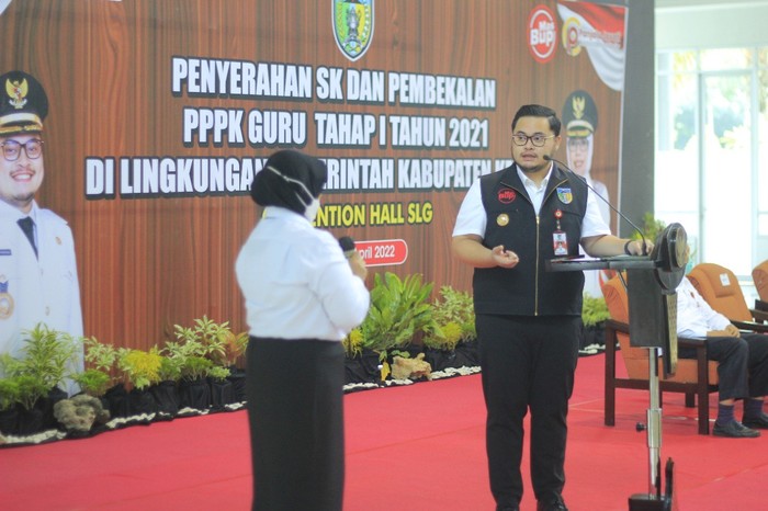 Bupati Kediri Tebar Beasiswa bagi Anak Guru PPPK