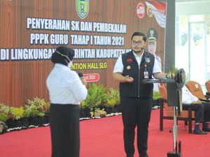 Bupati Kediri Beri Beasiswa untuk Anak Guru Honorer