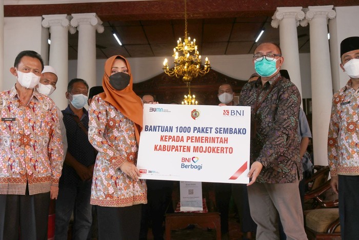 Bupati Mojokerto Salurkan 1.000 Paket Sembako BNI ke Panti Asuhan