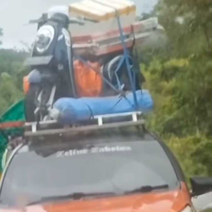 Calya angkut motor di atap mobil