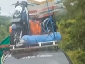 Jangan Nekat Bawa Motor di Atap Mobil Kaya Calya, Pintu Bisa Rusak-Kaca Pecah!