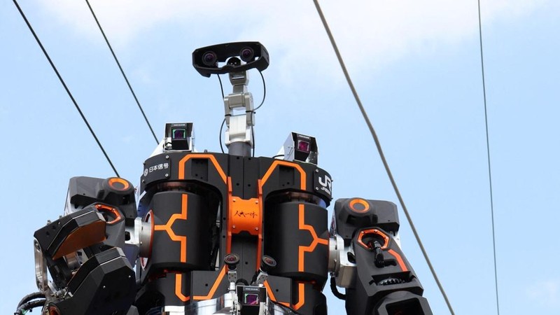 Jepang dikenal sebagai negara yang canggih dan kaya inovasi. Di negara itu terdapat robot humanoid raksasa yang dapat membantu memperbaiki kabel kereta api.