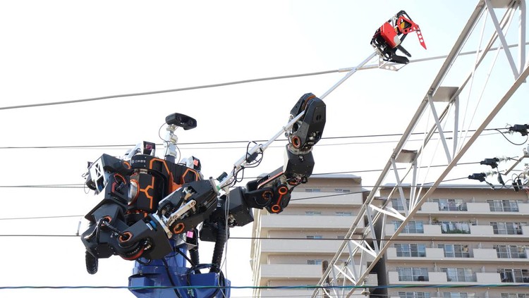 Jepang dikenal sebagai negara yang canggih dan kaya inovasi. Di negara itu terdapat robot humanoid raksasa yang dapat membantu memperbaiki kabel kereta api.