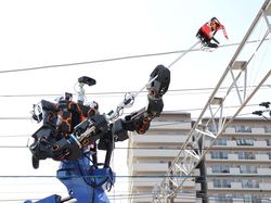 Canggih! Jepang Punya Robot Raksasa Buat Perbaiki Kabel Kereta Api