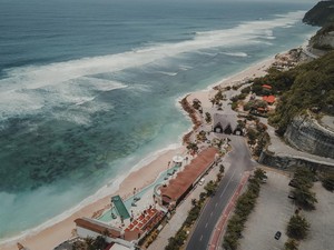 Beach Club di Bali Punya Konsep Pool Party Baru, Menyala Dalam Gelap