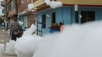 Busa-busa juga memenuhi permukiman warga.