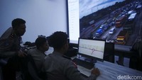 Tampak polisi memantau kemacetan di Tol Cikampek.