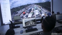 Petugas kepolisian memantau arus mudik di Command Center PJR Korlantas Polri, Cikarang, Kamis (28/4/2022).
