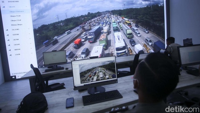 Command Center PJR Korlantas Polri, Cikarang, menjadi tempat untuk memantau arus mudik 2022. Command center ini terintegrasi pada beberapa sistem aplikasi Korlantas Polri.