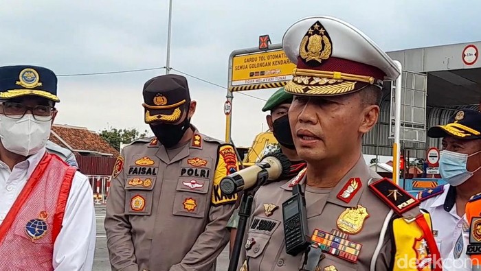 Dirgakum Korlantas Mabes Polri, Brigjen Aan Suhanan, saat memantau arus lalu lintas di exit Tol Pejagan, Brebes, Kamis (28/4/2022).