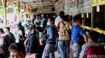 Diserbu Calon Pemudik, Lihat Ramainya Terminal Bayangan Pondok Pinang