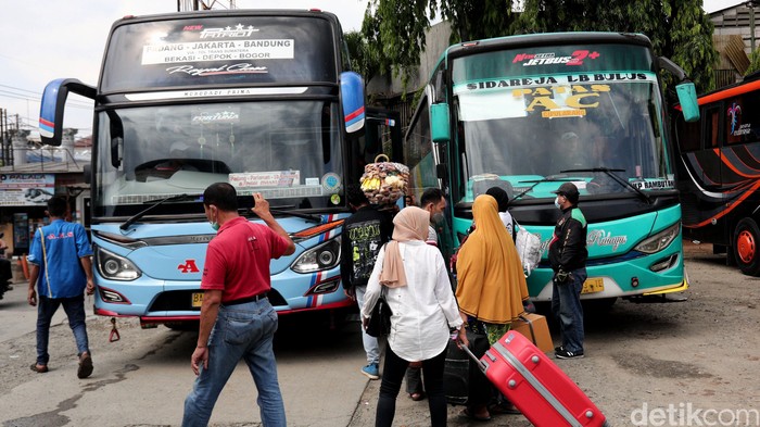 Pemudik berdatangan ke Terminal Bayangan Pondok Pinang pada H-4 Hari Raya Idul Fitri. Mereka bersiap untuk mudik ke kampung halaman menaiki bus.