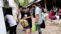 Sementara itu, kepadatan pemudik sudah terlihat di terminal tersebut.