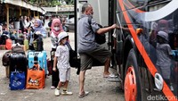 Diprediksi puncak arus mudik di Terminal Bayangan Pondok Pinang akan terjadi pada H-3 lebaran.