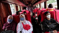 Sejumlah penumpang memasuki bus untuk bersiap mudik ke kampung halaman.