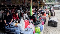Sejumlah pemudik berdatangan ke Terminal Bayangan Pondok Pinang, Jakarta, Kamis (28/4/2022).