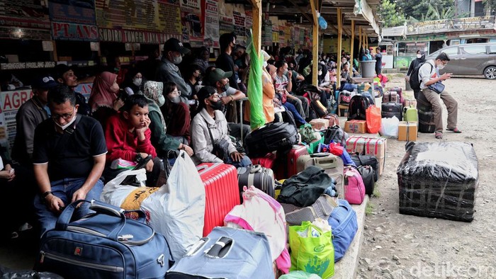 Pemudik berdatangan ke Terminal Bayangan Pondok Pinang pada H-4 Hari Raya Idul Fitri. Mereka bersiap untuk mudik ke kampung halaman menaiki bus.
