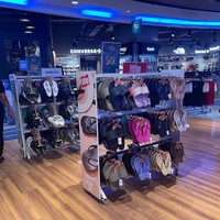 Di Planet Sports Asia, kamu bisa mendapati alat-alat olahraga yang dipotong harga. Ada kaus dari Nike yang kini bisa dimiliki dengan Rp 200 ribu, sandal Fitlop Rp 300 ribu, hingga sneakers Skechers Rp 800 ribu setelah diskon. Foto: Dok. Brand