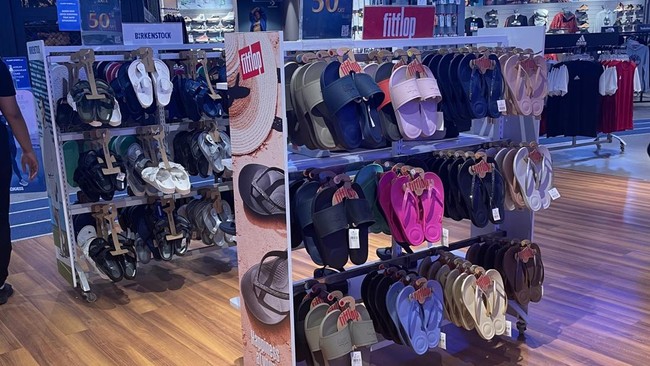 Di Planet Sports Asia, kamu bisa mendapati alat-alat olahraga yang dipotong harga. Ada kaus dari Nike yang kini bisa dimiliki dengan Rp 200 ribu, sandal Fitlop Rp 300 ribu, hingga sneakers Skechers Rp 800 ribu setelah diskon. Foto: Dok. Brand